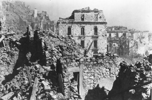 Reruntuhan Biara Benedictine setelah pemboman udara yang dilakukan sekutu