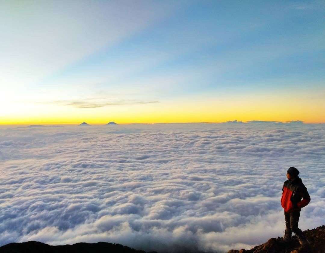 Gunung Di Jawa Dengan Pemandangan Lautan Awan Yang Indah Diskusi Wisata Dictio Community
