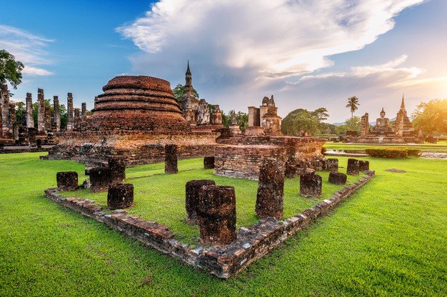 buddha-statue-wat-mahathat-temple-precinct-sukhothai-historical-park_335224-906