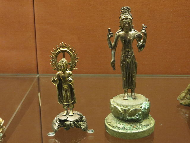 Buddha dengan prabhamandala api serta bodhisattwa awalokiteswara