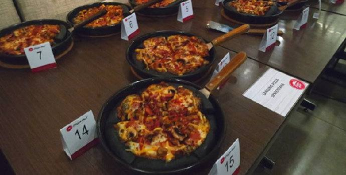 Kenikmatan Pizza Berwarna Hitam di Kota Jambi