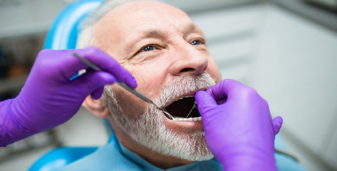 Bagaimana pengaruh kondisi gigi lengkap terhadap status gizi lansia ?