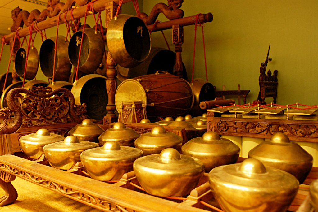 Alat musik gamelan biasanya menggunakan sistem tangga nada