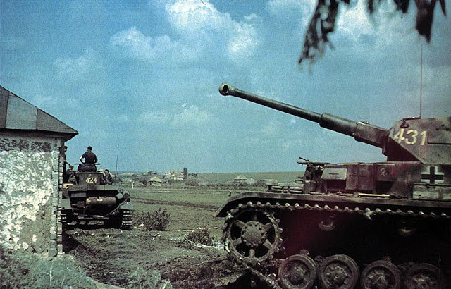 German-Panzer-PzKpfw-IVs-424-and-431-wait-further-instructions-Operation-Barbarossa-1941-01