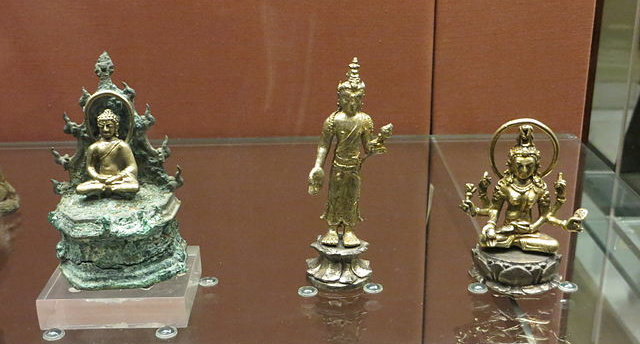 Seated Buddha, Padmapani dan bodhisatwadewi