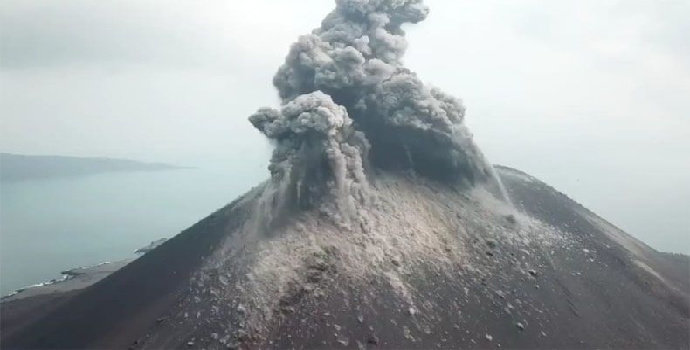 Pemandangan Gunung Anak Krakatau