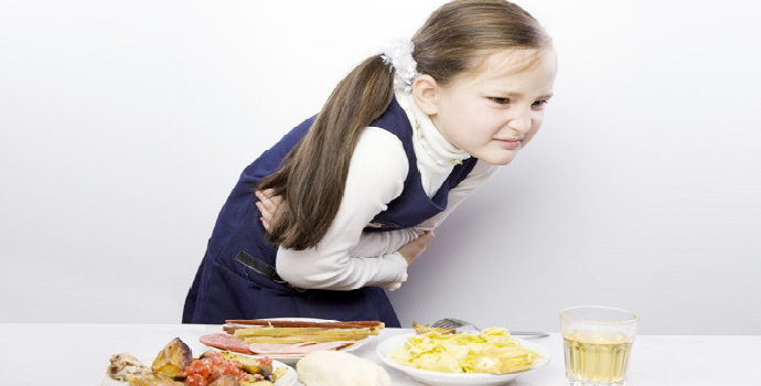 gejala dan penanganan keracunan makanan saat berpetualang
