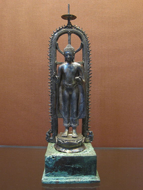 Arca perak Buddha berdiri di bawah payung