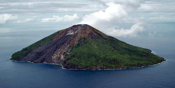 Gunung Tinakula Solomon